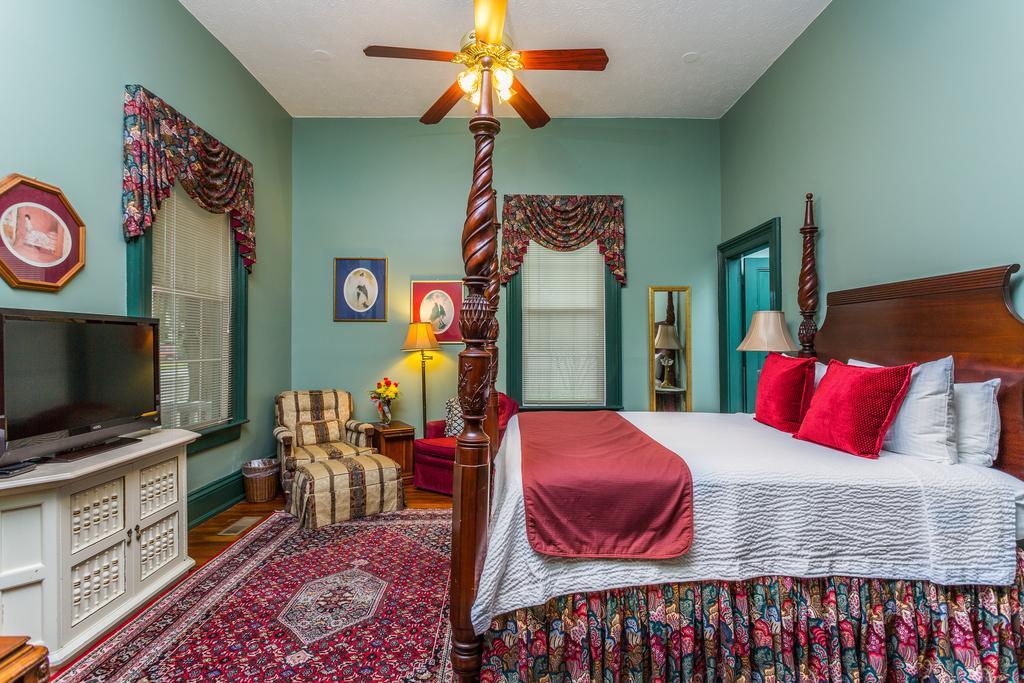 Queen Room with Spa Bath - Room 100